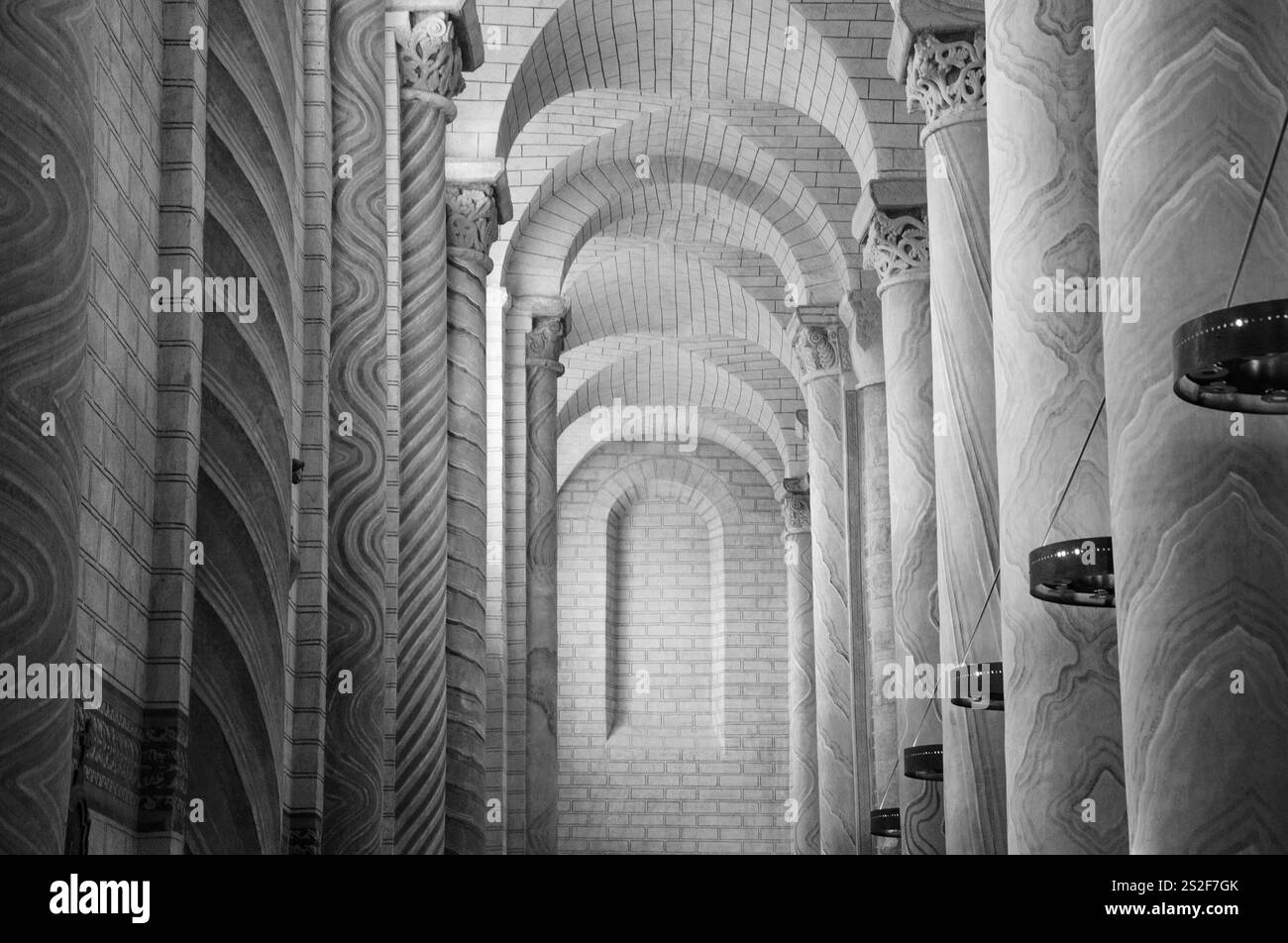 Saint-Savin, Frankreich - 5. Mai 2016: Verzierte Säulen in der Abteikirche Saint-Savin-sur-Gartempe, die zum UNESCO-Weltkulturerbe gehört. Schwarzweiß Stockfoto