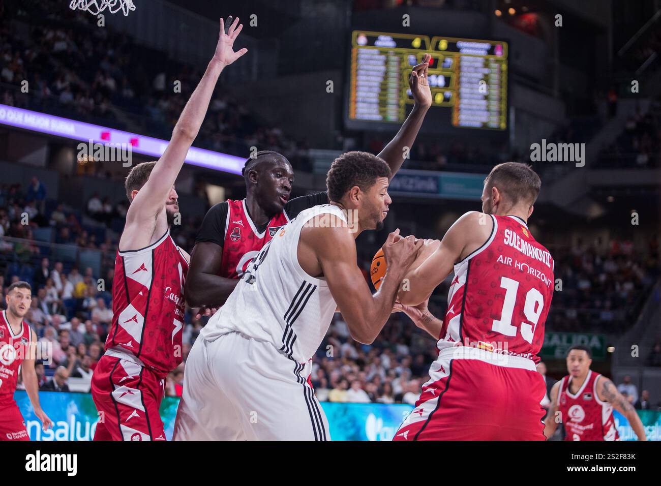 6. Oktober 2024, Vitoria Gasteiz, Cbasque Country/Alava, Spanien: Edy Tavares (Mitte) und Emir Sulejmanovic (rechts) beim Real Madrid Sieg über Casademont Zaragoza 101 - 95 in der Liga Endesa 2024/25 reguläres Saisonspiel (Tag 2) im Wizink Center. Während Real Madrid Sieg über Baskonia 82 - 89 in Liga Endesa 2024/25 reguläres Saisonspiel (Tag 15) in der Fernando Buesa Arena (Vitoria Gasteiz Spanien). Januar 2025. (Kreditbild: © Juan Carlos GarcÃ-A Mate/Pacific Press via ZUMA Press Wire) NUR REDAKTIONELLE VERWENDUNG! Nicht für kommerzielle ZWECKE! Stockfoto