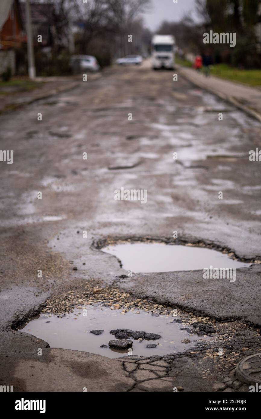 Eine sehr schlechte Straße in Moldau Stockfoto