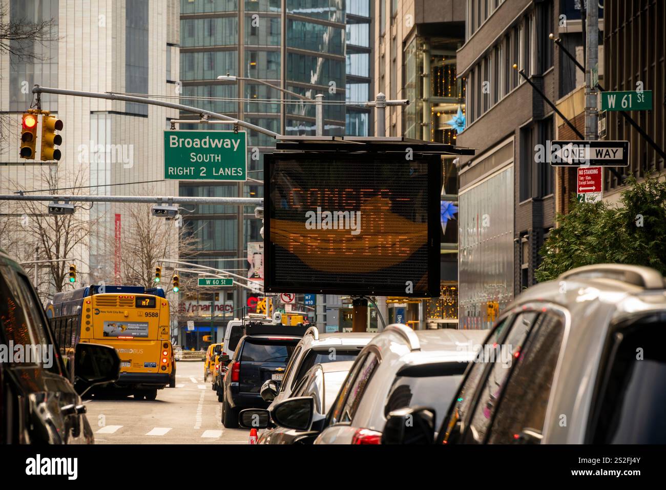 Am Broadway in New York am Eingang zur Stauentlastungszone am ersten Tag der Umsetzung am Sonntag, 5. Januar 2025. Nach Jahrzehnten der Verspätung wurden die Leser um 12:01 UHR eingeschaltet und den Fahrern werden 9 US-Dollar berechnet, wenn sie südlich der 60th St. in Manhattan einreisen (© Richard B. Levine) Stockfoto