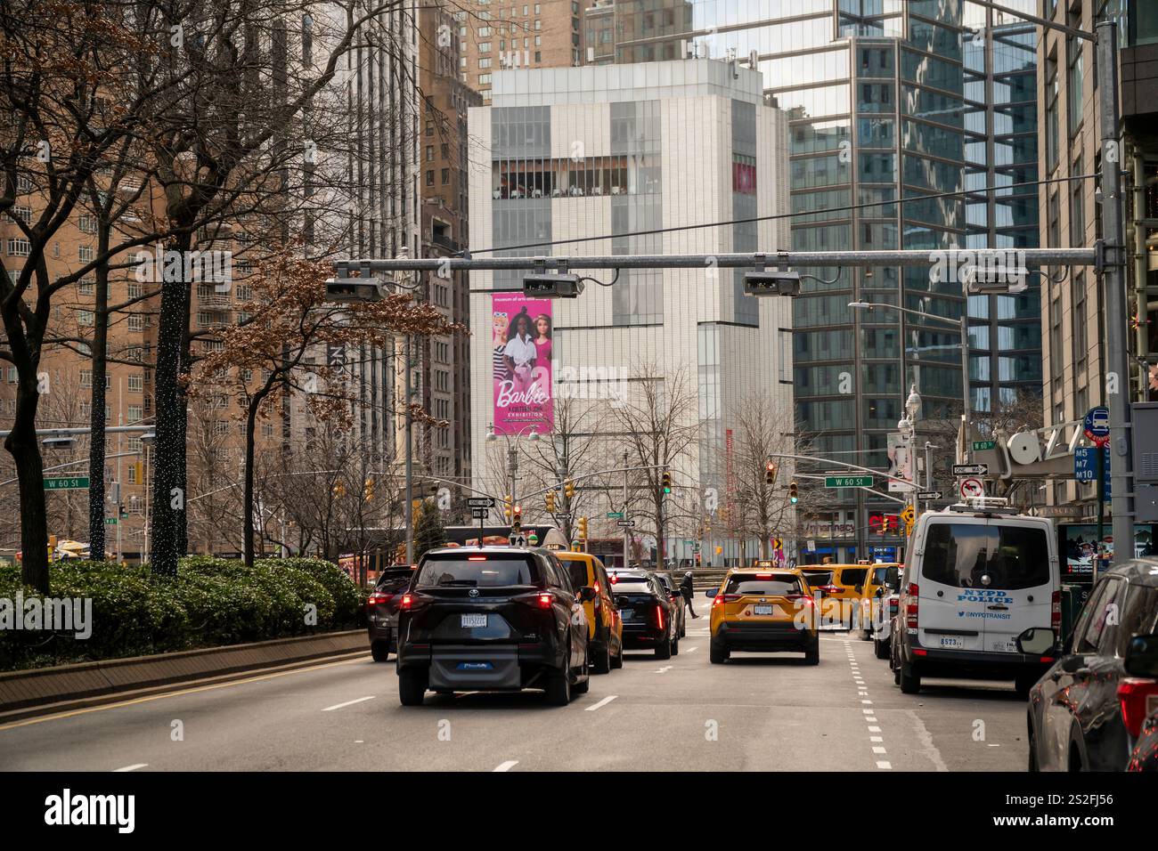 Am Broadway in New York am Eingang zur Stauentlastungszone am ersten Tag der Umsetzung am Sonntag, 5. Januar 2025. Nach Jahrzehnten der Verspätung wurden die Leser um 12:01 UHR eingeschaltet und den Fahrern werden 9 US-Dollar berechnet, wenn sie südlich der 60th St. in Manhattan einreisen (© Richard B. Levine) Stockfoto