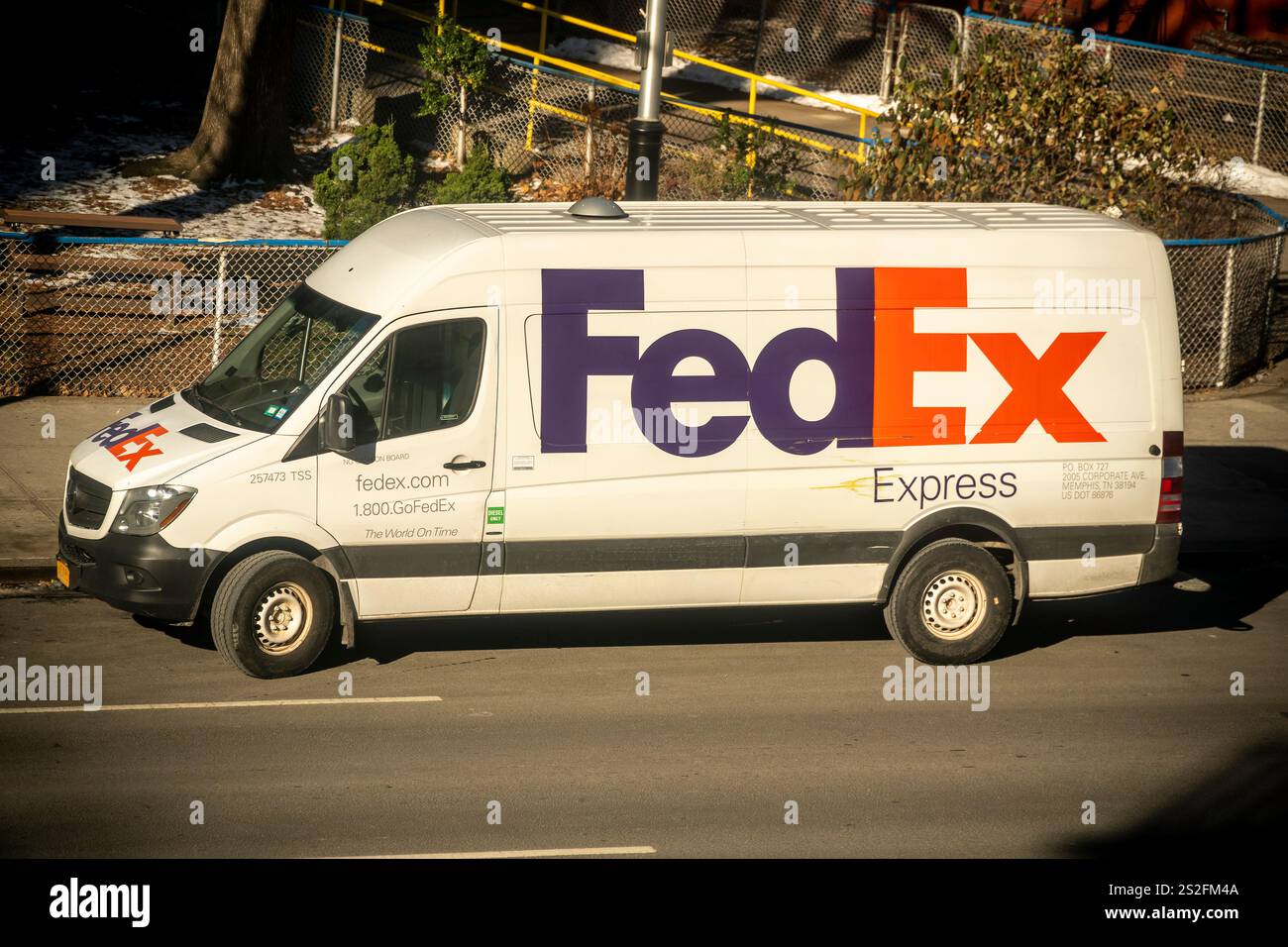 Ein FedEx Truck parkte am Donnerstag, 26. Dezember 2024 in Chelsea in New York und liefert Post-Christmas-Pakete. (© Richard B. Levine) Stockfoto