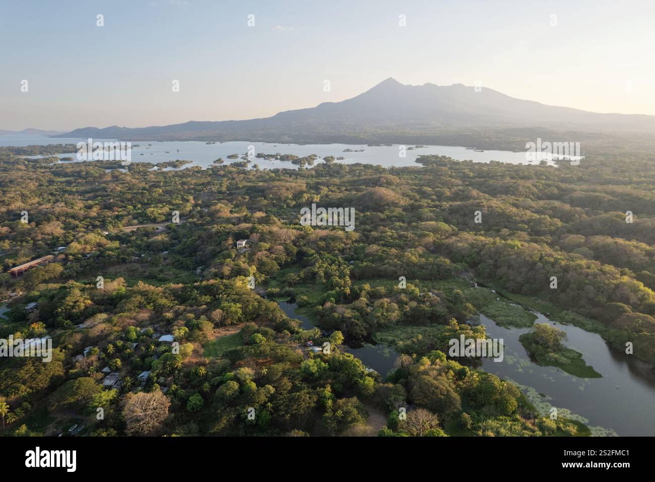 Nicaraguanische Naturlandschaft mit Mombacho-Vulkan bei Sonnenuntergang mit Drohnenblick Stockfoto