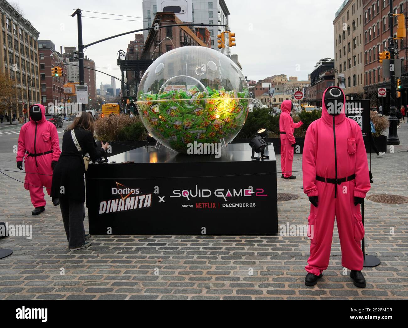 Markenaktivierung für Netflix Squid Game 2 und Doritos’ Dinamita Snack Zusammenarbeit im Meatpacking District in New York am Mittwoch, den 18. Dezember 2024. Staffel 2 der beliebten Streaming-Show Premiere am 26. Dezember. (© Richard B. Levine) Stockfoto