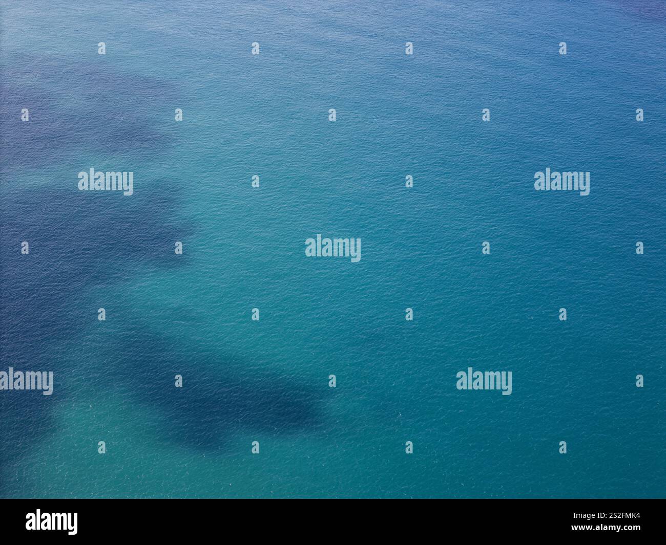 Hellblaue Meerwasseroberfläche mit Blick auf die Drohne im dunklen Bereich Stockfoto