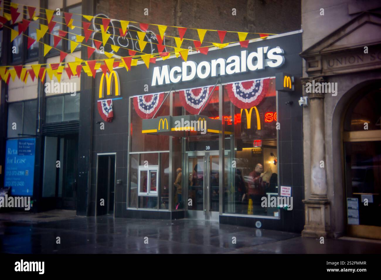 Ein McDonald’s Restaurant am Union Square in New York am Samstag, 28. Dezember 2024 (© Richard B. Levine) Stockfoto