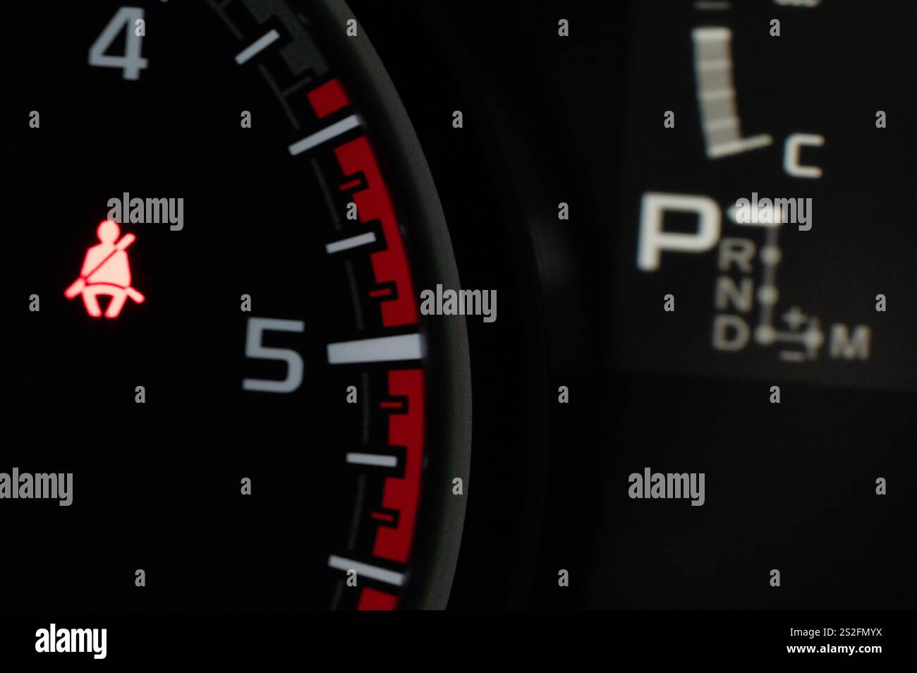 Rotes Warnschild Sicherheitsgurt anlegen in der Nahansicht des Armaturenbretts des Fahrzeugs Stockfoto