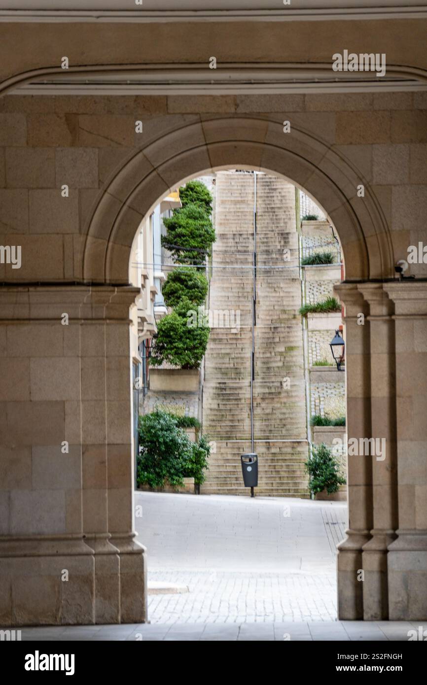 Wunderschöner Bogen, der zur Treppe auf dem Hauptplatz Praza de Maria Pita in Coruna, Galicien, Spanien führt Stockfoto