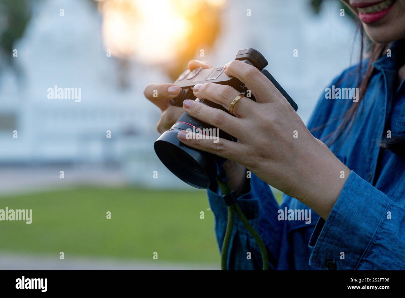 Frau mit Digitalkamera im Freien Stockfoto