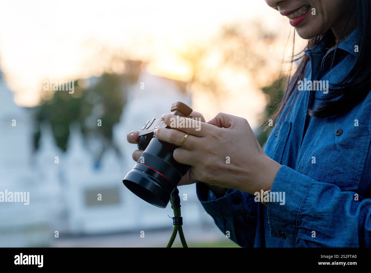 Frau mit Digitalkamera im Freien Stockfoto