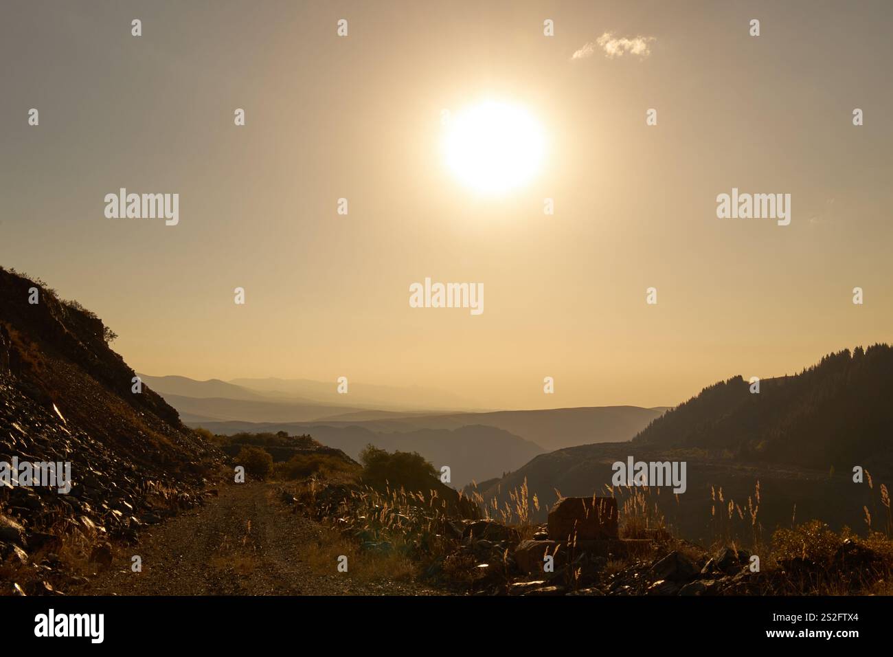Sonnenuntergang in den Bergen, goldene Stunde, Natur in Goldfarbe Stockfoto