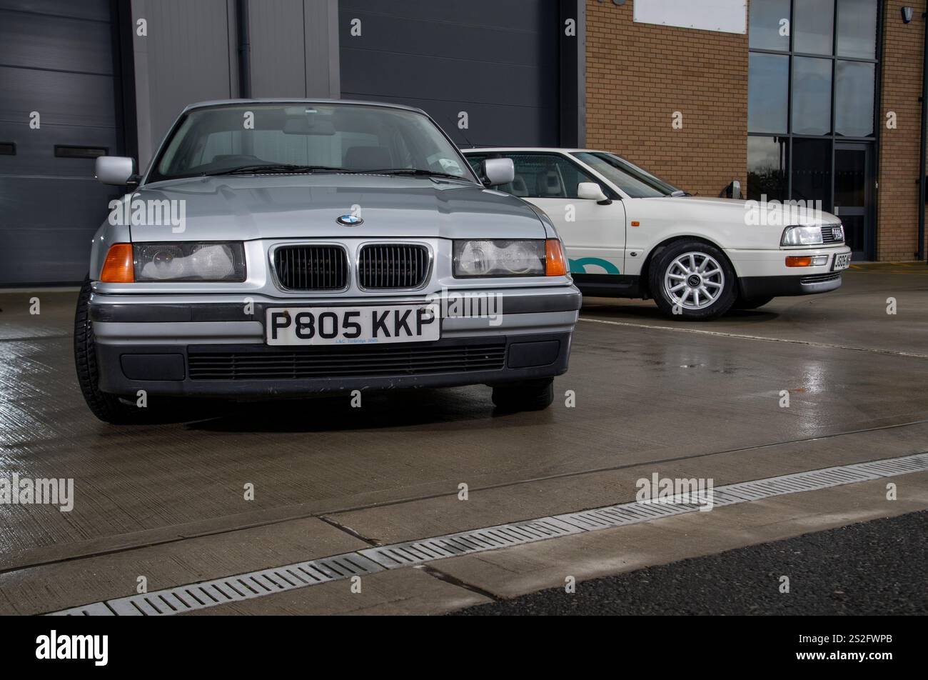 BMW 3er 1990er und Audi 80er Coupés. Moderne klassische Retro-Autos Stockfoto