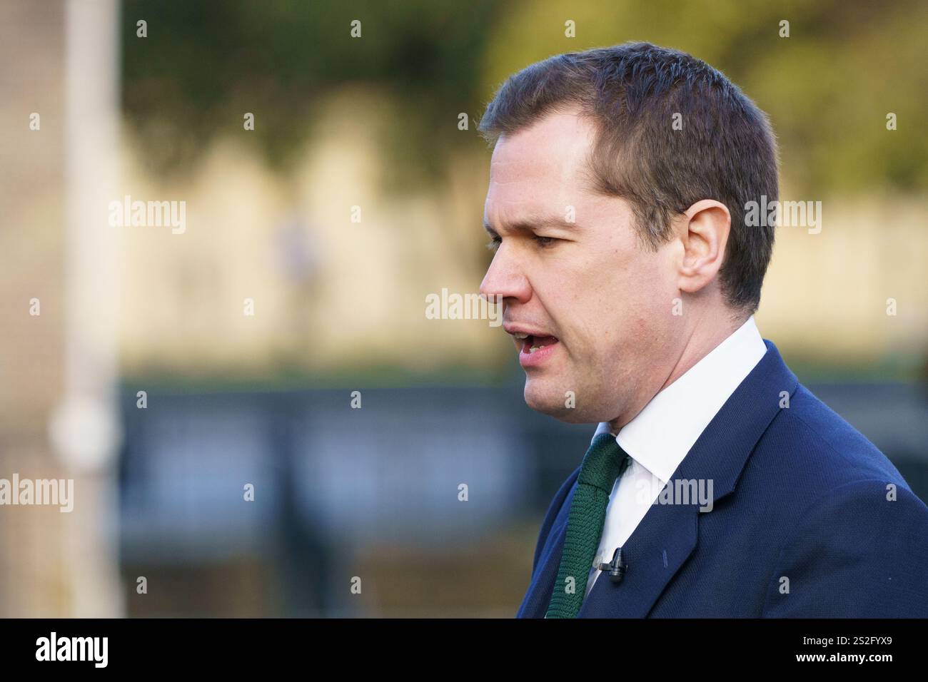 London UK Januar 2025. Schattenstaatssekretär für Justiz und Schattenlordkanzler Robert Jenrick, der heute Nachmittag auf College Green interviewt wurde Stockfoto