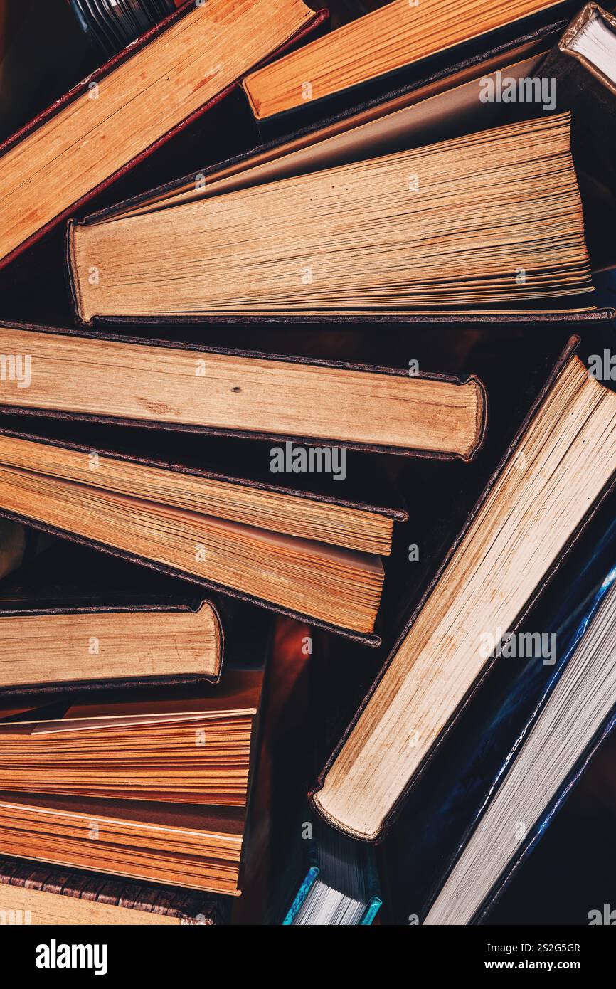 Alte gebrauchte Hardcover-Bücher, Bildungskonzept, Ansicht von oben Stockfoto
