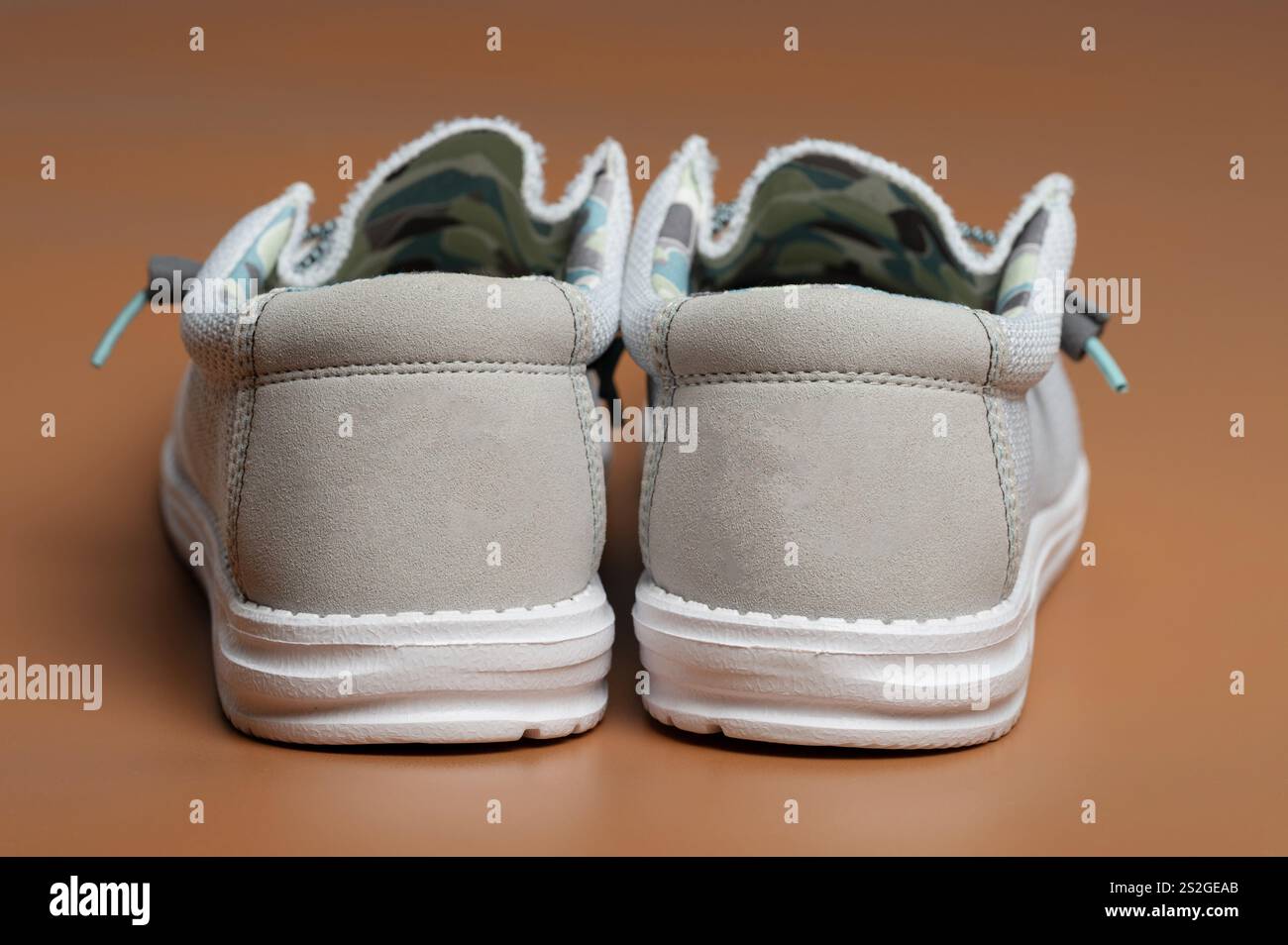 Stilvolle graue Schuhe mit elegantem Design, bequemer Passform und moderner Ästhetik. Stockfoto