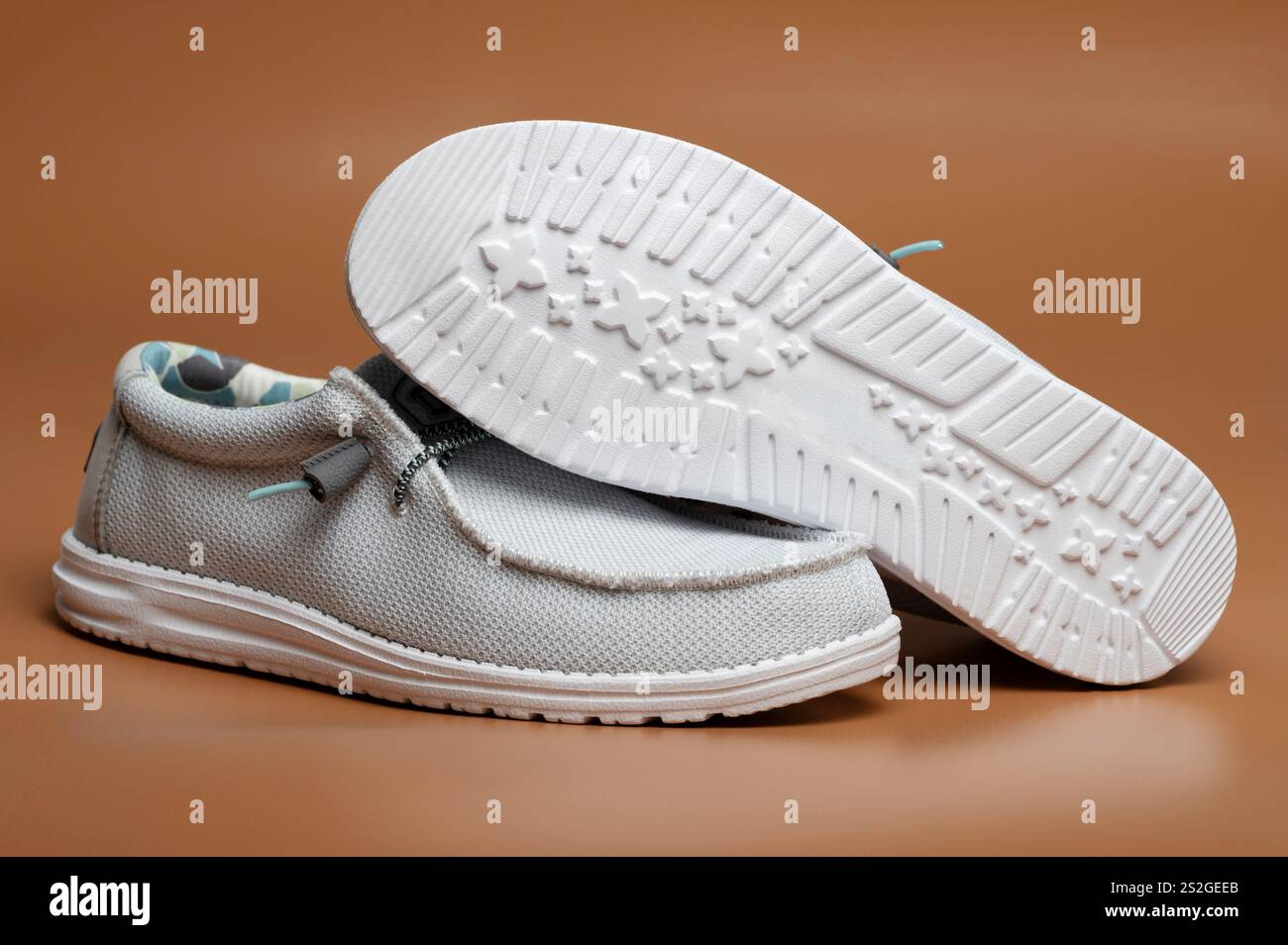 Stilvolle, leichte Schuhe für Entspannung und Komfort bei Aktivitäten im Freien an warmen Tagen. Stockfoto