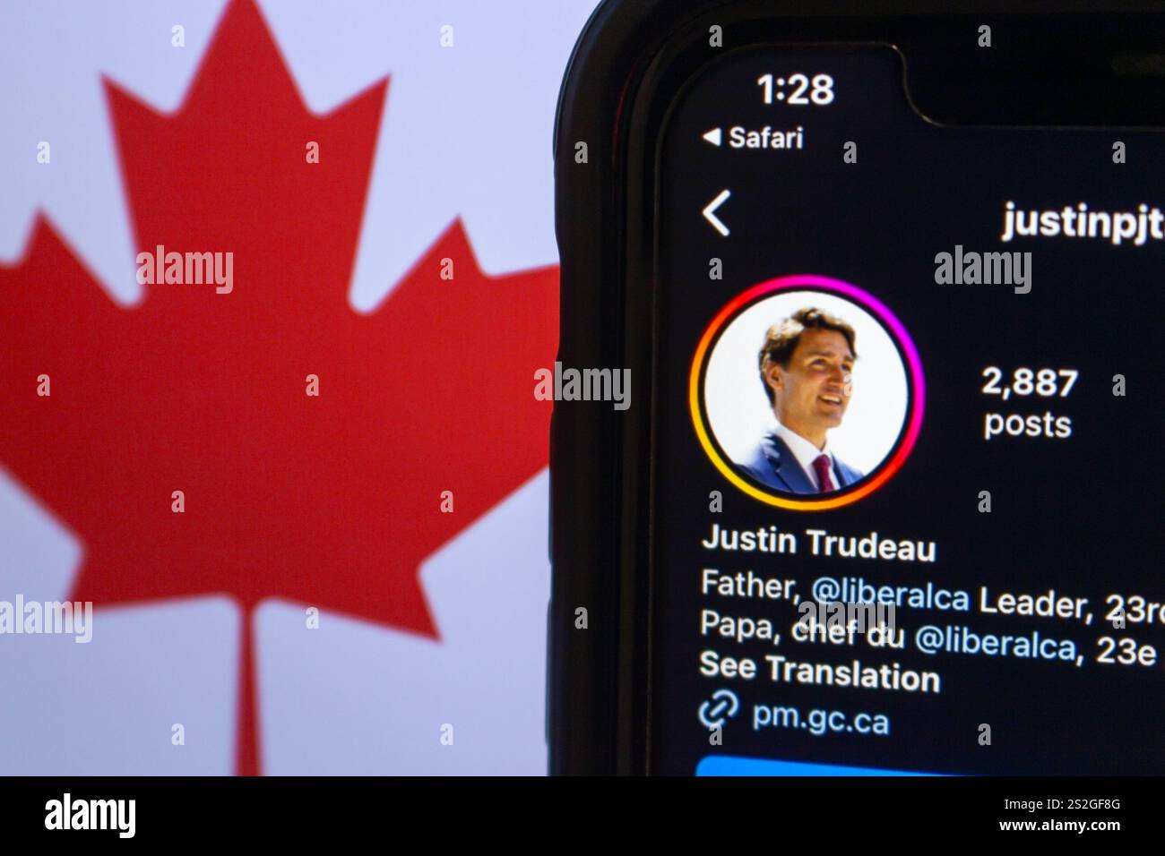 Smartphone zeigt Justin Trudeau Profil auf Instagram an, mit der kanadischen Flagge im Hintergrund, die einen Wendepunkt in der kanadischen Führung symbolisiert Stockfoto