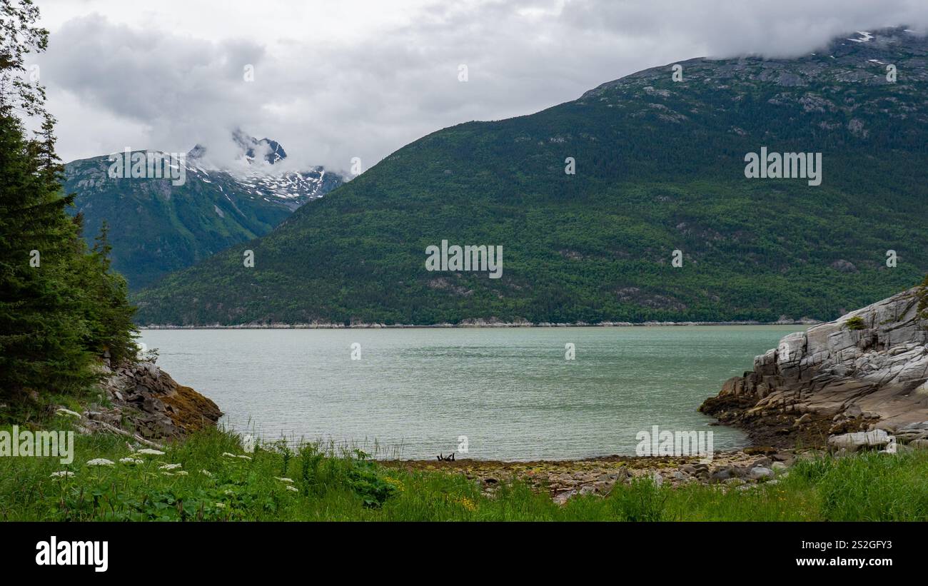 Malerische Landschaft mit Bergen in der Natur. Reiseziel. Blick auf den Alaska Mountain Peak. Chilkoot Inlet River. Berglandschaft mit Chilkoot Inlet. Stockfoto