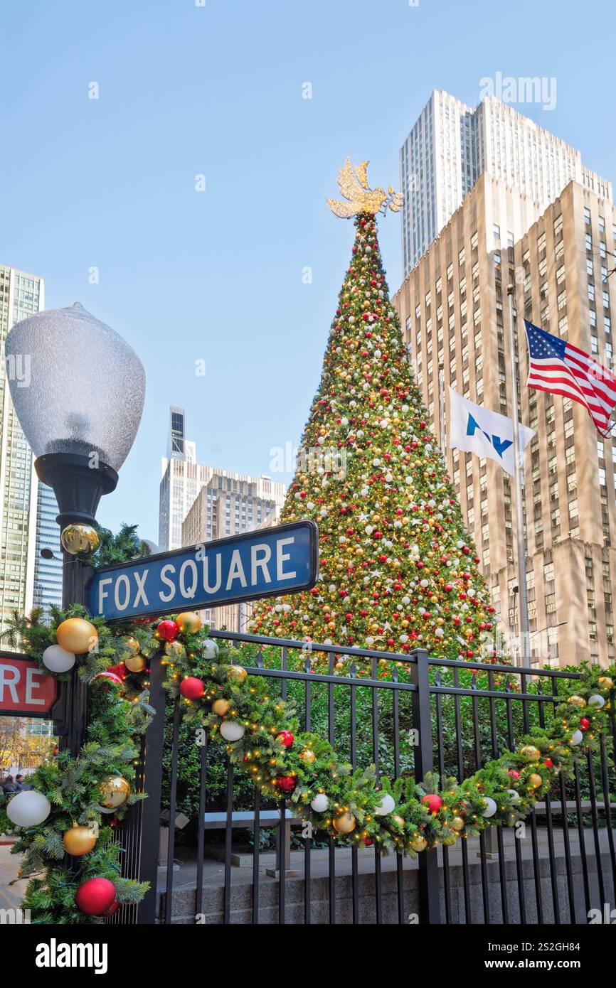 Fox News TV Station und der All american Christmas Tree am Fox Square Manhattan, New York City, New York, USA Stockfoto