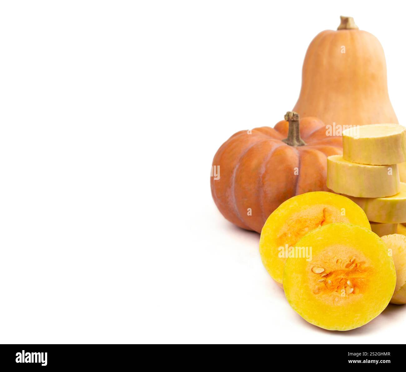 Reifer orangefarbener Kürbis, isoliert auf weißem Hintergrund. Danksagung im Herbst. Happy Thanksgiving oder Halloween. Ernte. Butternusskürbis. Kürbisrezepte. V Stockfoto