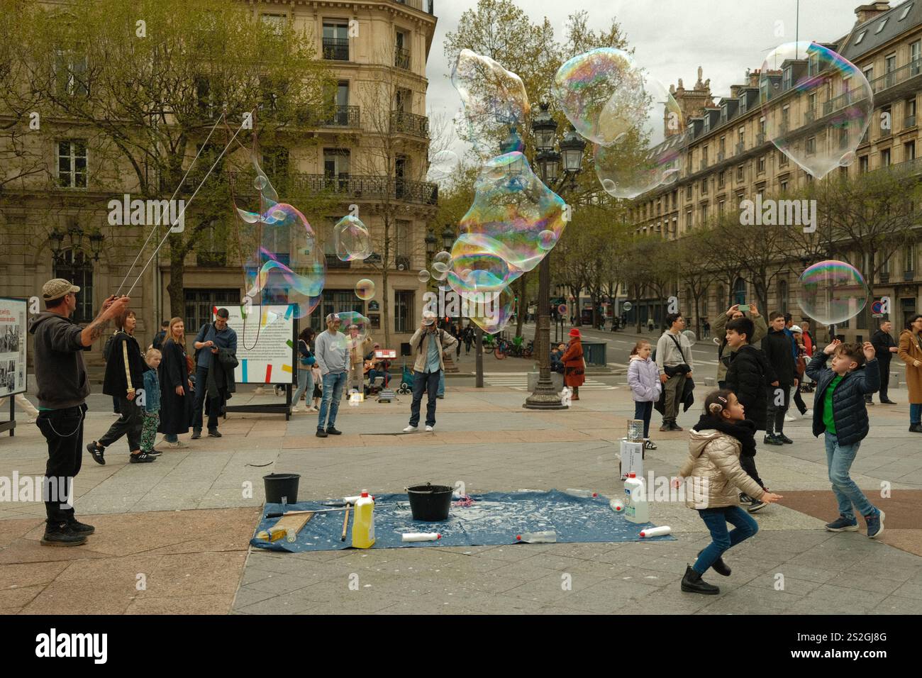 Das Straßenleben der Menschen in Paris Stockfoto