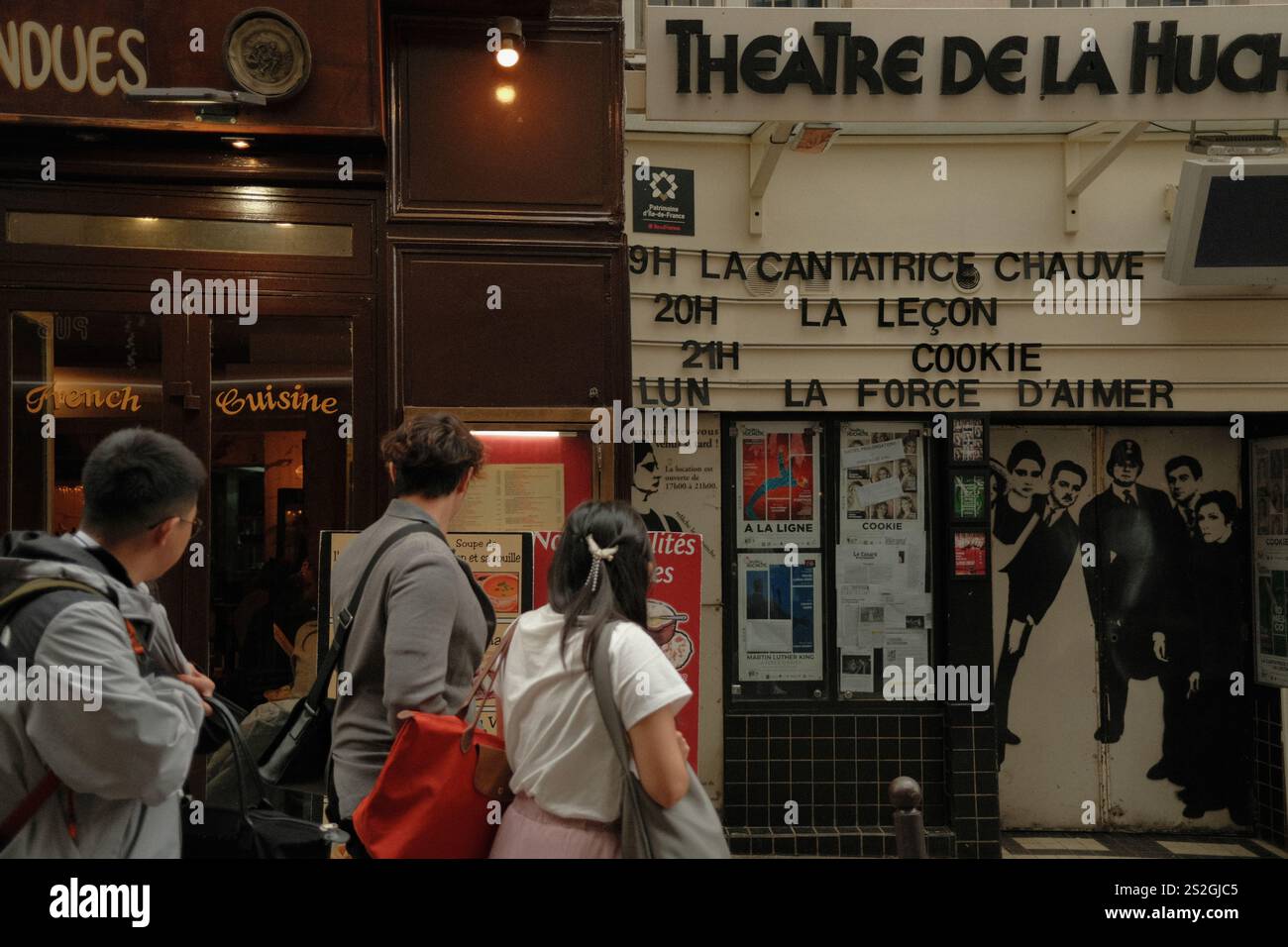 Das Straßenleben der Menschen in Paris Stockfoto