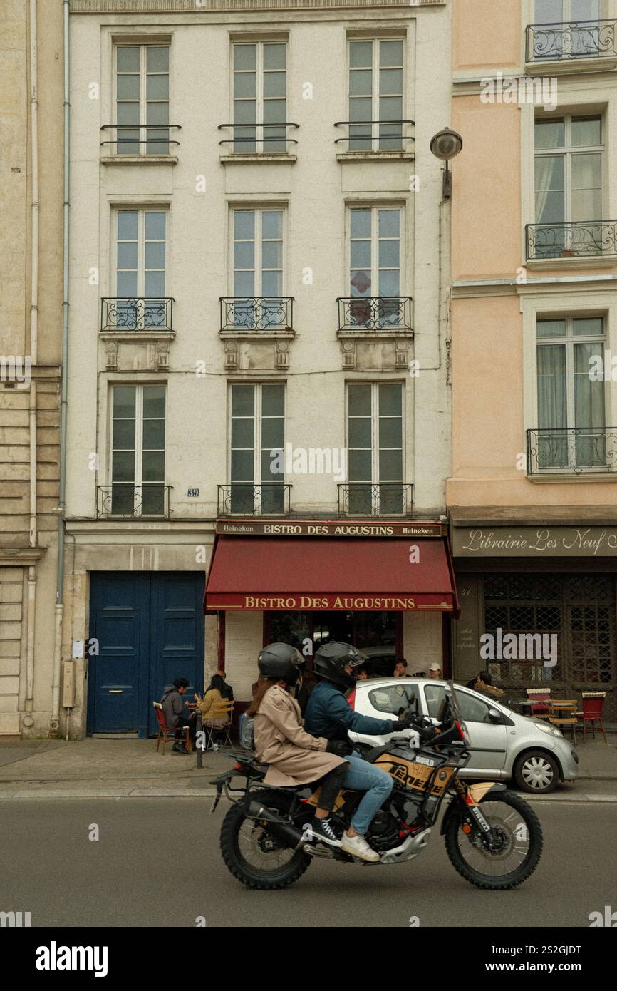 Das Straßenleben der Menschen in Paris Stockfoto