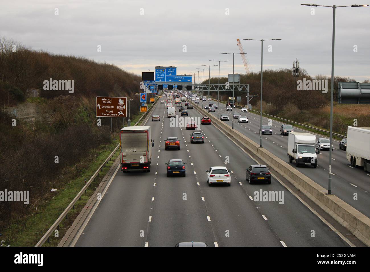 Viel Verkehr und schneller Verkehr auf der Autobahn M4 mit Slough in Richtung London Stockfoto