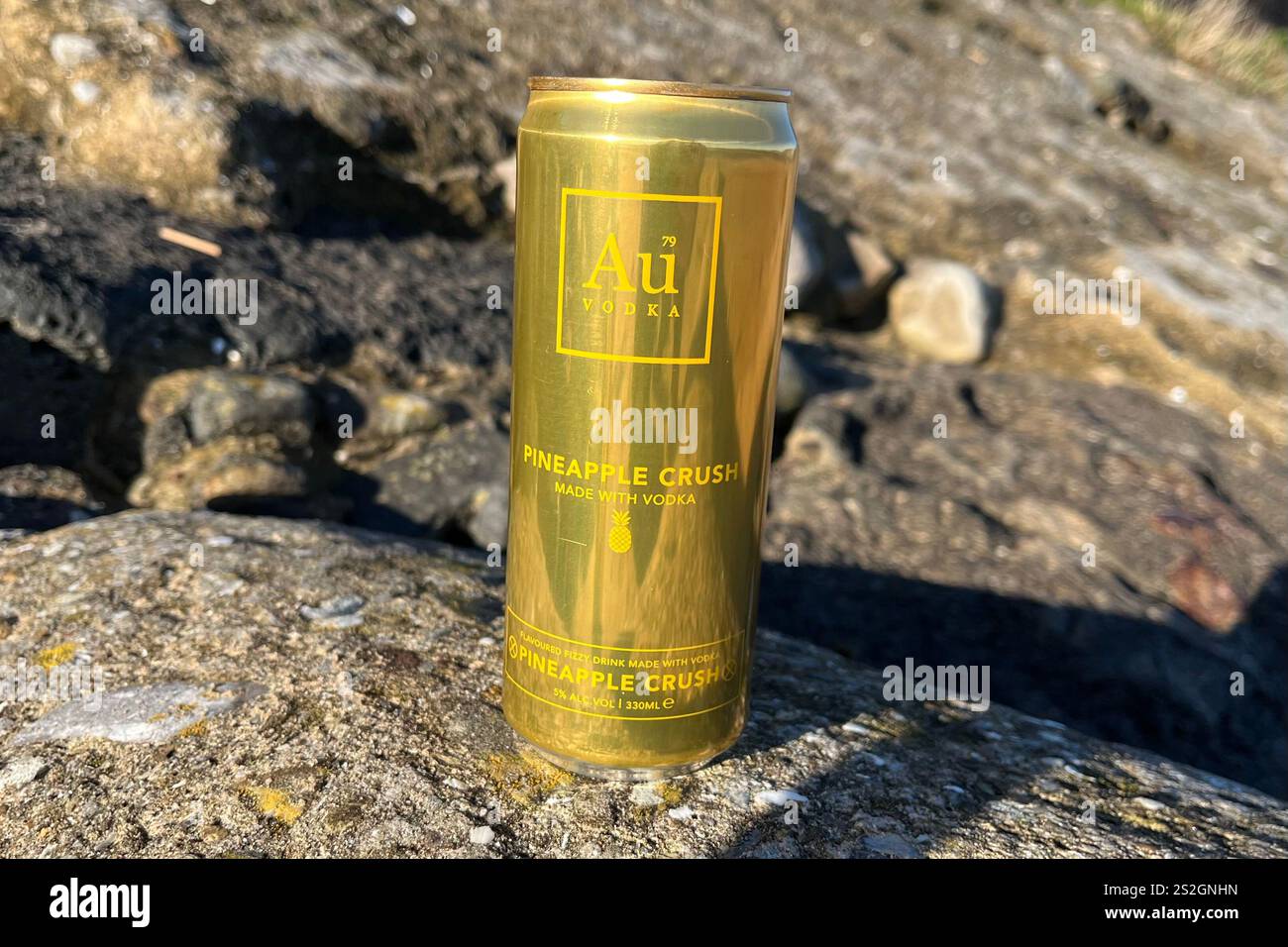 Ein 330 ml Au Vodka Pineapple Crush Fertiggetränk. Das in Swansea ansässige Unternehmen ist bekannt für seine legendären Goldverpackungen und seinen ultrahochwertigen Wodka. - Smartphone-aufgenommenes Stockfoto