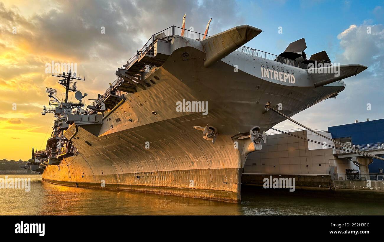 USS Intrepid bei Sonnenuntergang Stockfoto