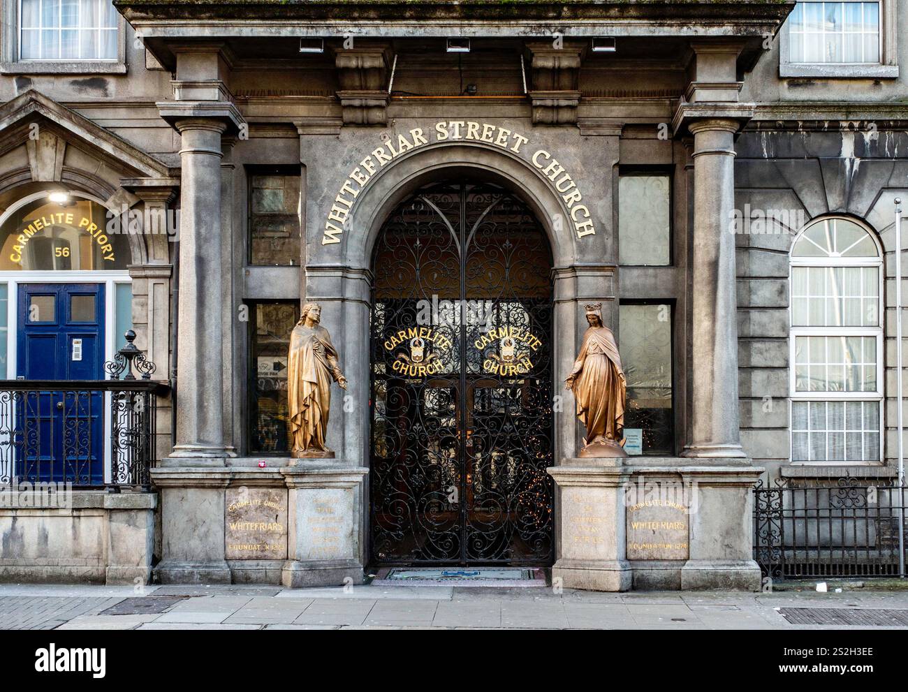 Whitefriar Street Carmelite Church in Dublin, Irland, beherbergt einen Schrein und Reliquien des Heiligen Valentine, die sich in einer historischen Steinfassade befinden. Stockfoto