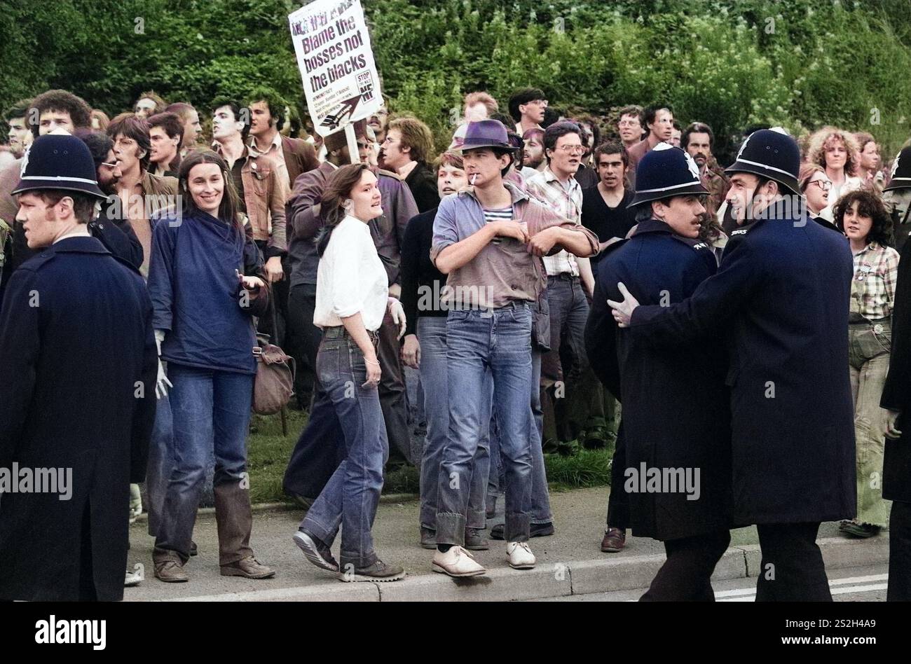 Antifaschistische Anhänger, die sich gegen den Front marsch in Nuneaton am Sonntag 1980. August stellen Stockfoto