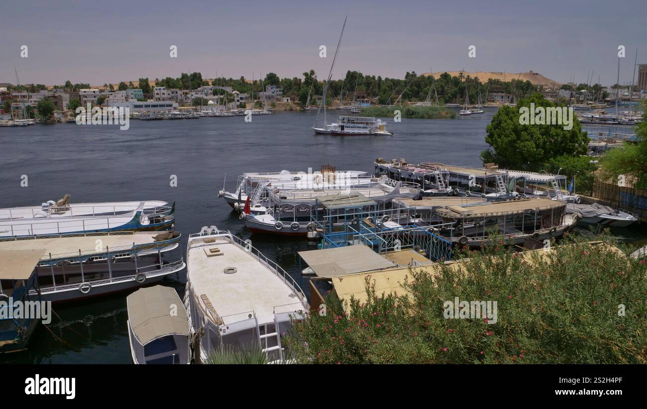 Felucca und Flussboote auf dem Nil, Assuan, Ägypten Stockfoto