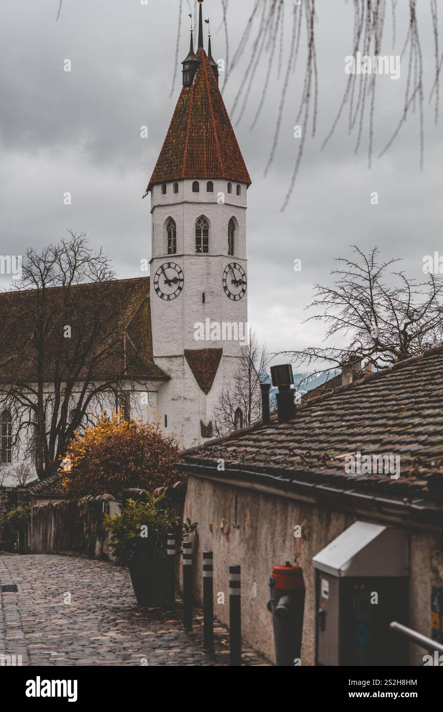 Das Schloss Thun ist eine mittelalterliche Burg in Thun. Eine Stadt im Kanton Bern - Schweiz. Bewölkter Wintertag Stockfoto