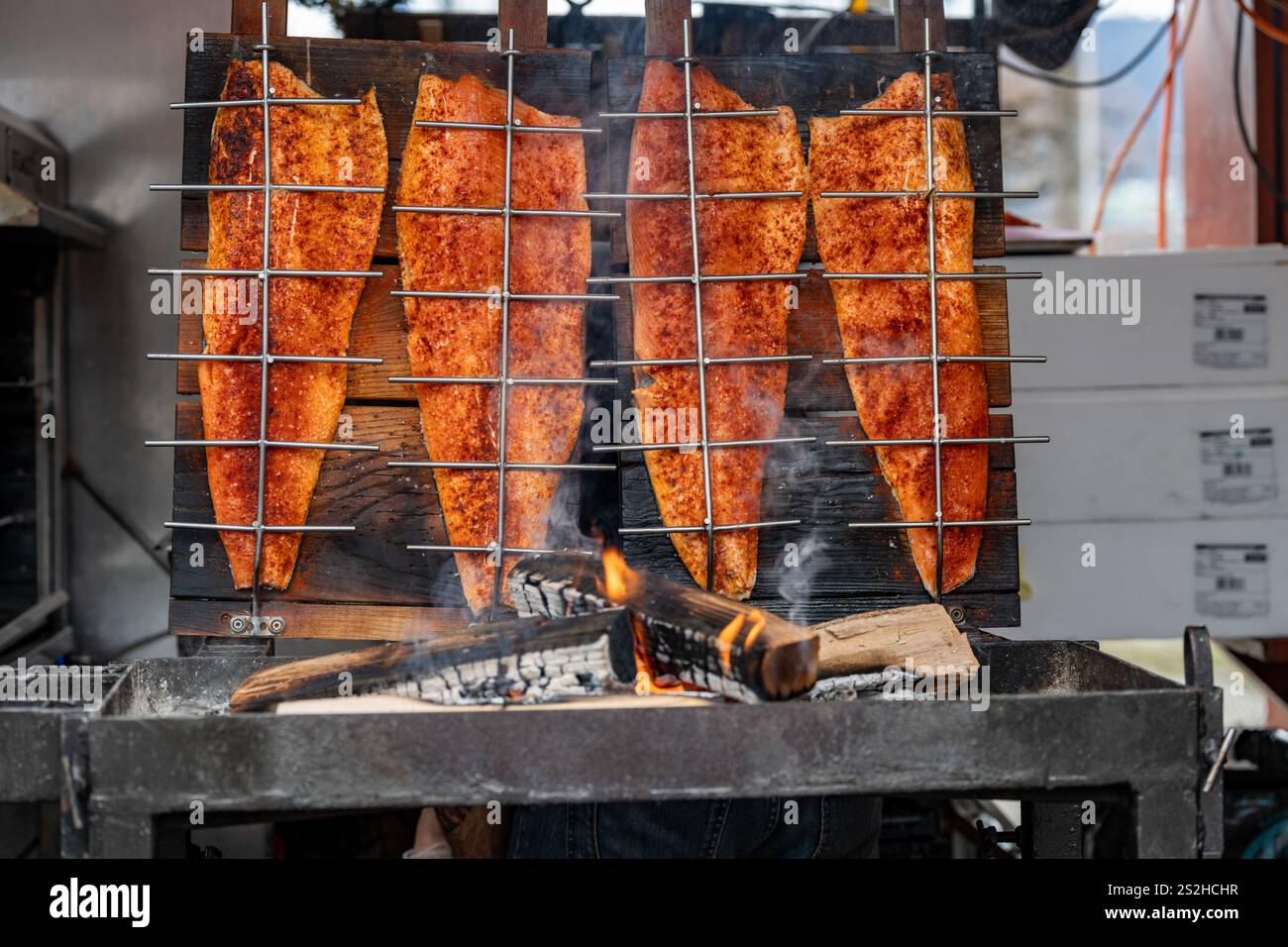 Zürcher Weihnachtsmarkt - gegrillter Lachs auf Holzdielen auf einem europäischen Weihnachtsmarkt - traditionelle Speisen Stockfoto