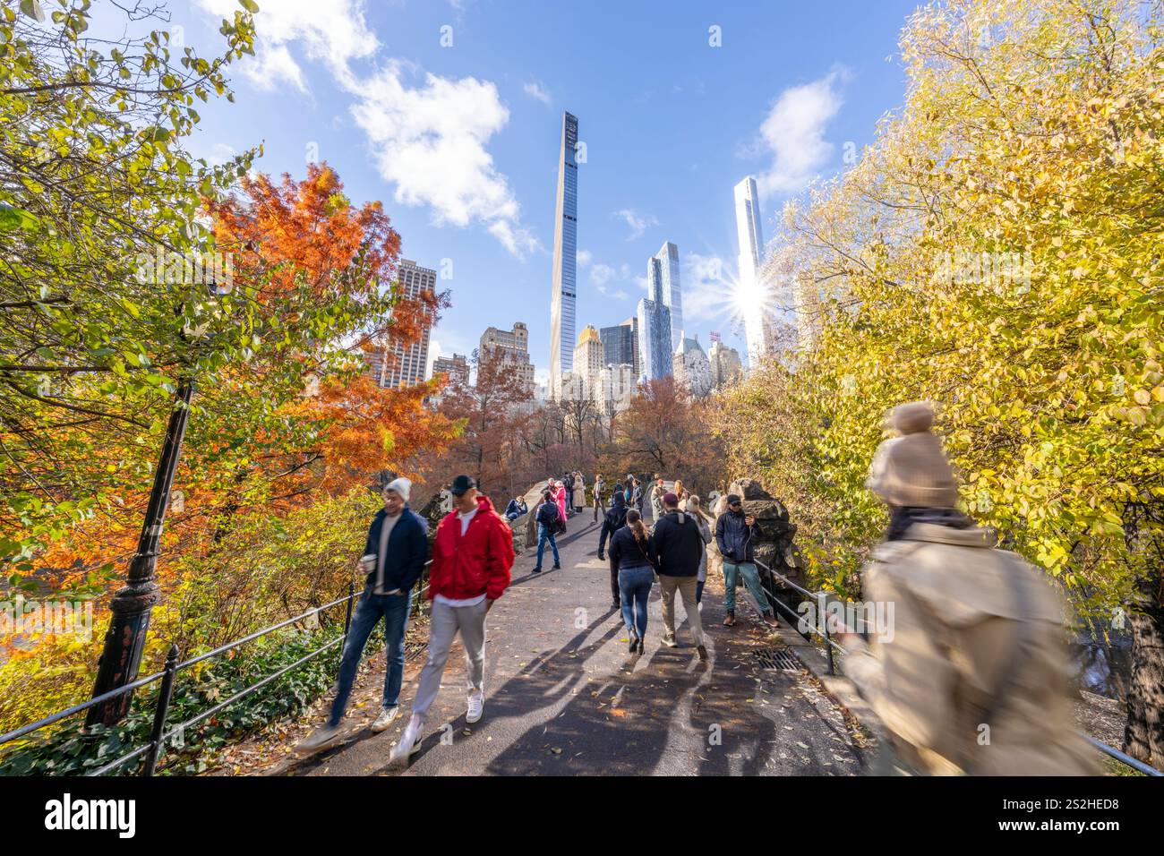 Central Park, Leute, die über die Stowe Bridge Manhattan laufen, New York City New York, USA Stockfoto