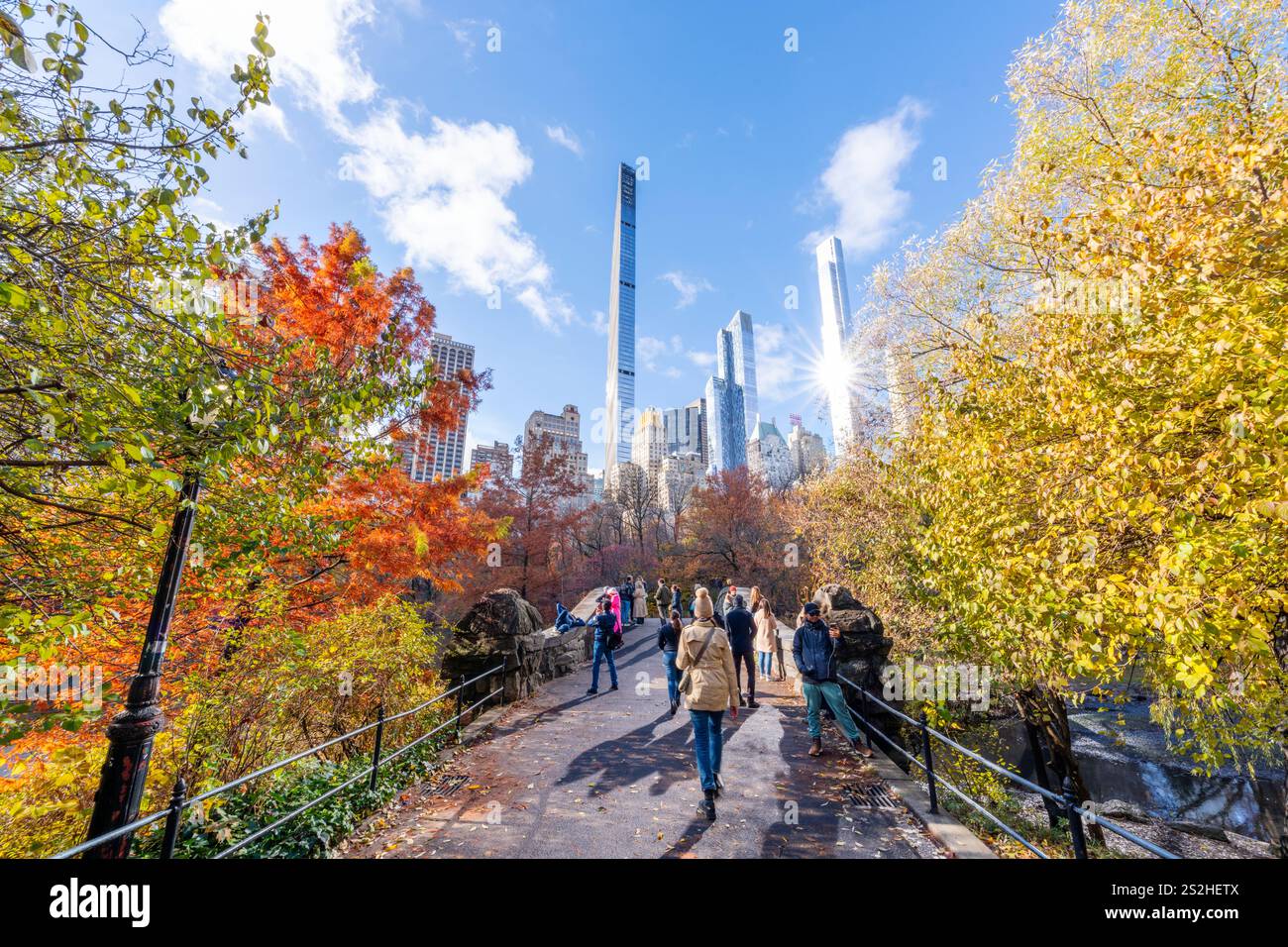 Central Park, Leute, die über die Stowe Bridge Manhattan laufen, New York City New York, USA Stockfoto