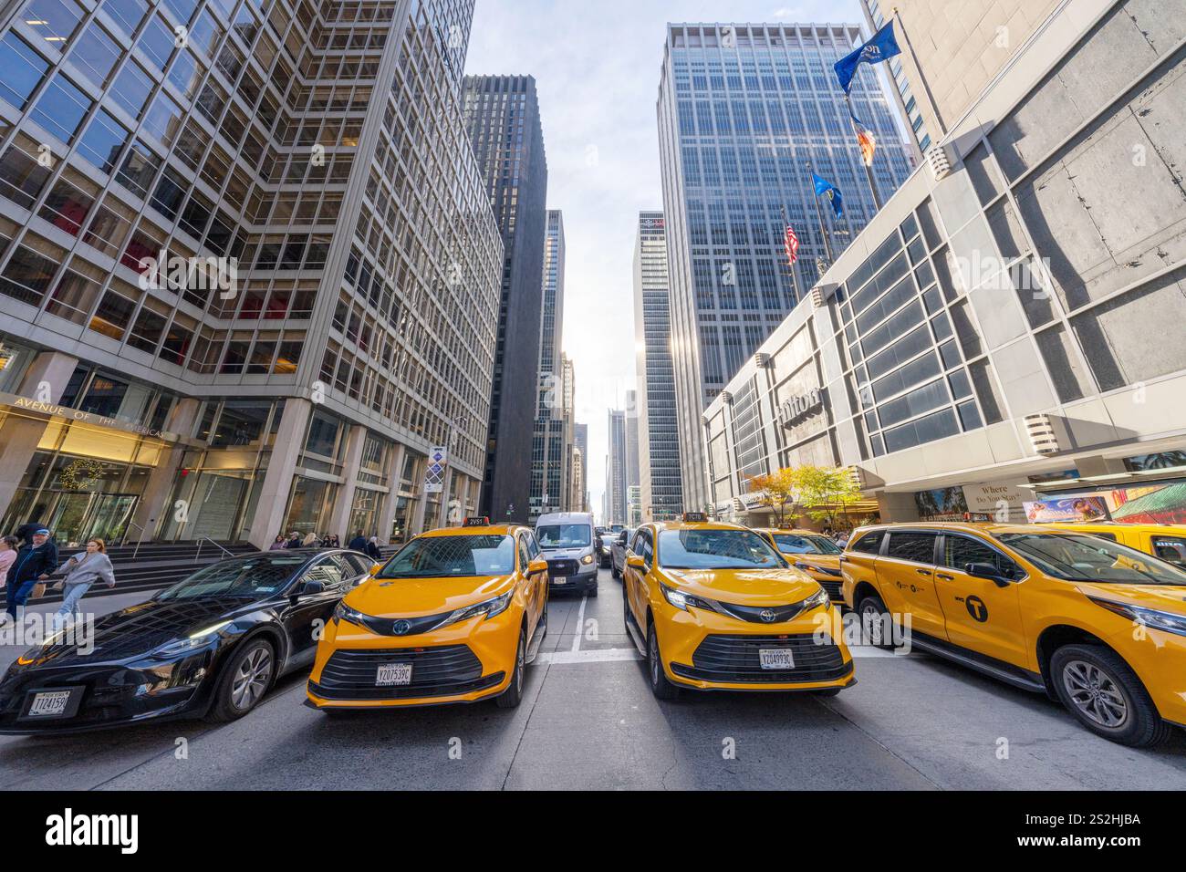 Taxis stehen an der 6th Avenue Manhattan, New York City, New York, USA, zur Verfügung Stockfoto