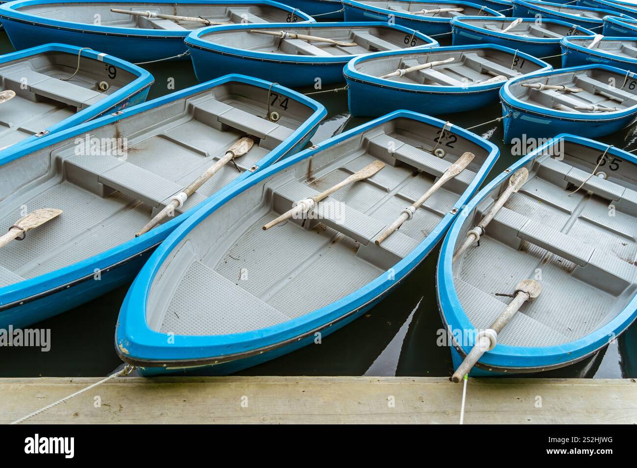Blaue Boote am Dock am Fluss Katsura im Bezirk Arashiyama, Kyoto. Stockfoto