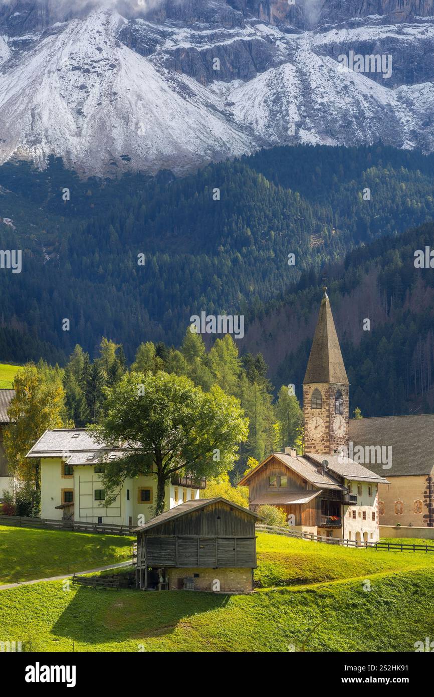 Dolomiten, Italien. Panoramablick auf St. Magdalena oder Santa Maddalena Kirche, Geisler Geisler Geisler Berge und grüne Almwiesen Stockfoto