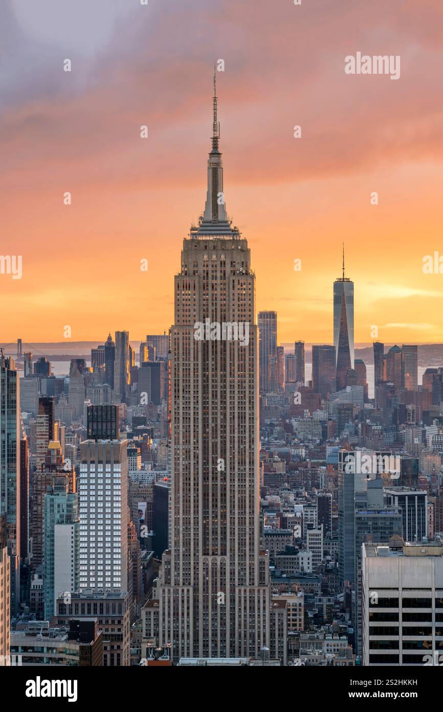 Blick auf die Skyline von Manhattan mit Blick auf das Empire State Building bei Sonnenuntergang Manhattan, New York City New York, USA Stockfoto