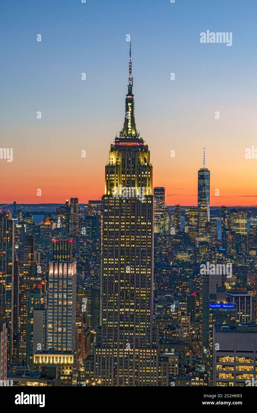 Blick auf die Skyline von Manhattan mit Blick auf das Empire State Building bei Sonnenuntergang Manhattan, New York City New York, USA Stockfoto