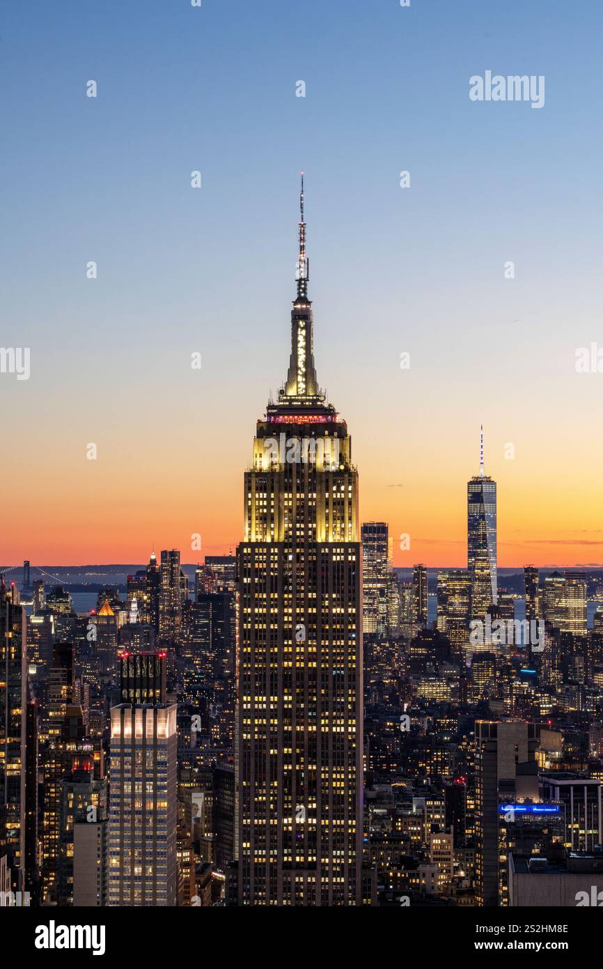 Blick auf die Skyline von Manhattan mit Blick auf das Empire State Building bei Sonnenuntergang Manhattan, New York City New York, USA Stockfoto