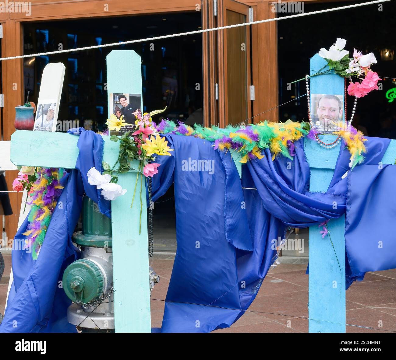 New Orleans, LA, USA - 4. Januar 2025: Nahaufnahme von Kreuzen mit Fotos und Blumen, die von Trauernden hinterlassen wurden, als Gedenkstätte für die Menschen, die von einem inländischen Terroristen getötet wurden, der auf der Bourbon Street fuhr, um die Silvesterfeier zu töten. Shamsud-DIN Jabbar aus Texas wurde als Fahrer des Lkws identifiziert. Er wurde von der Polizei am Tatort getötet, nachdem er 14 Menschen mit seinem Truck getötet hatte. Stockfoto