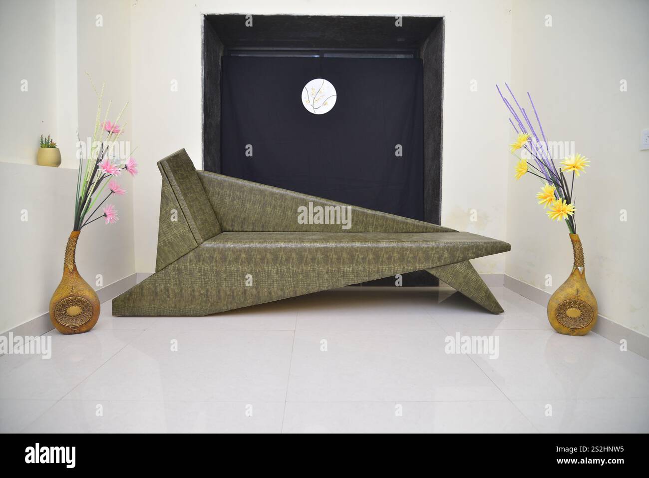 Elegantes minimales Sofa für ein modernes Innendekor mit architektonischem Design. Jetzt Kaufen! Stockfoto