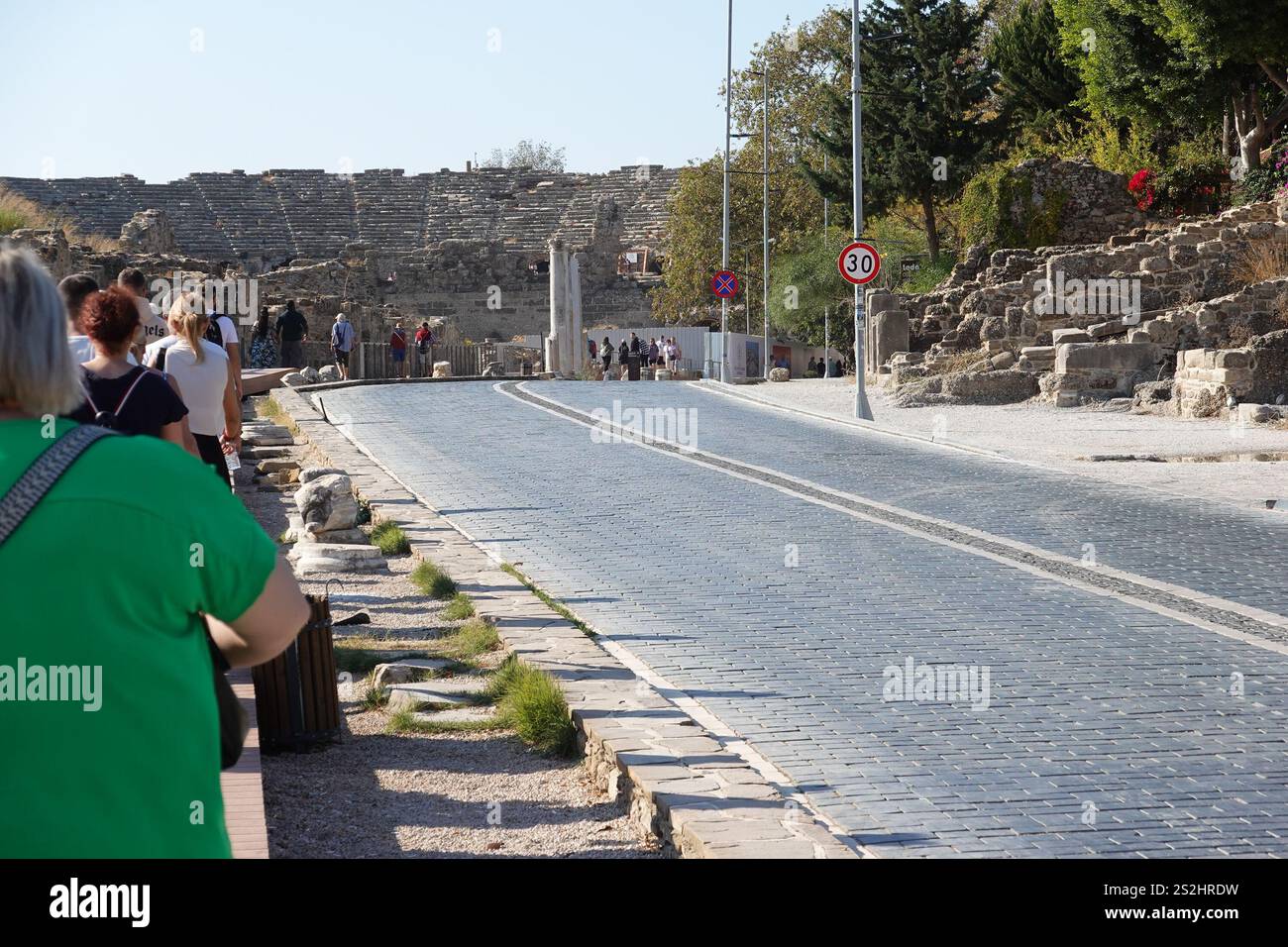 Neue Straße über alte Straße in Side, Türkei Stockfoto