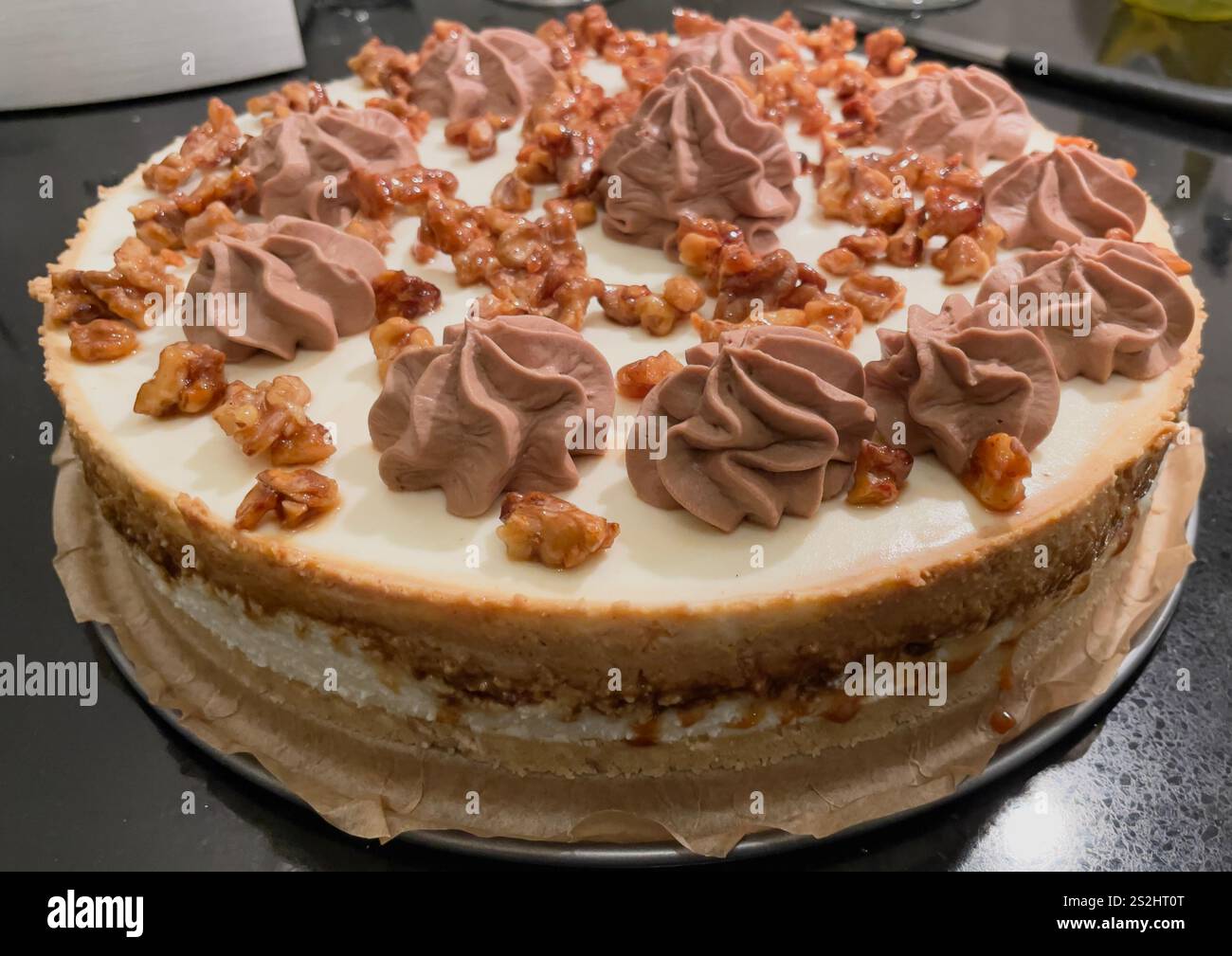 Exquisites kulinarisches Gebäck und Desserts in einem luxuriösen Restaurant, feine Küche, Gourmetküche. Stockfoto