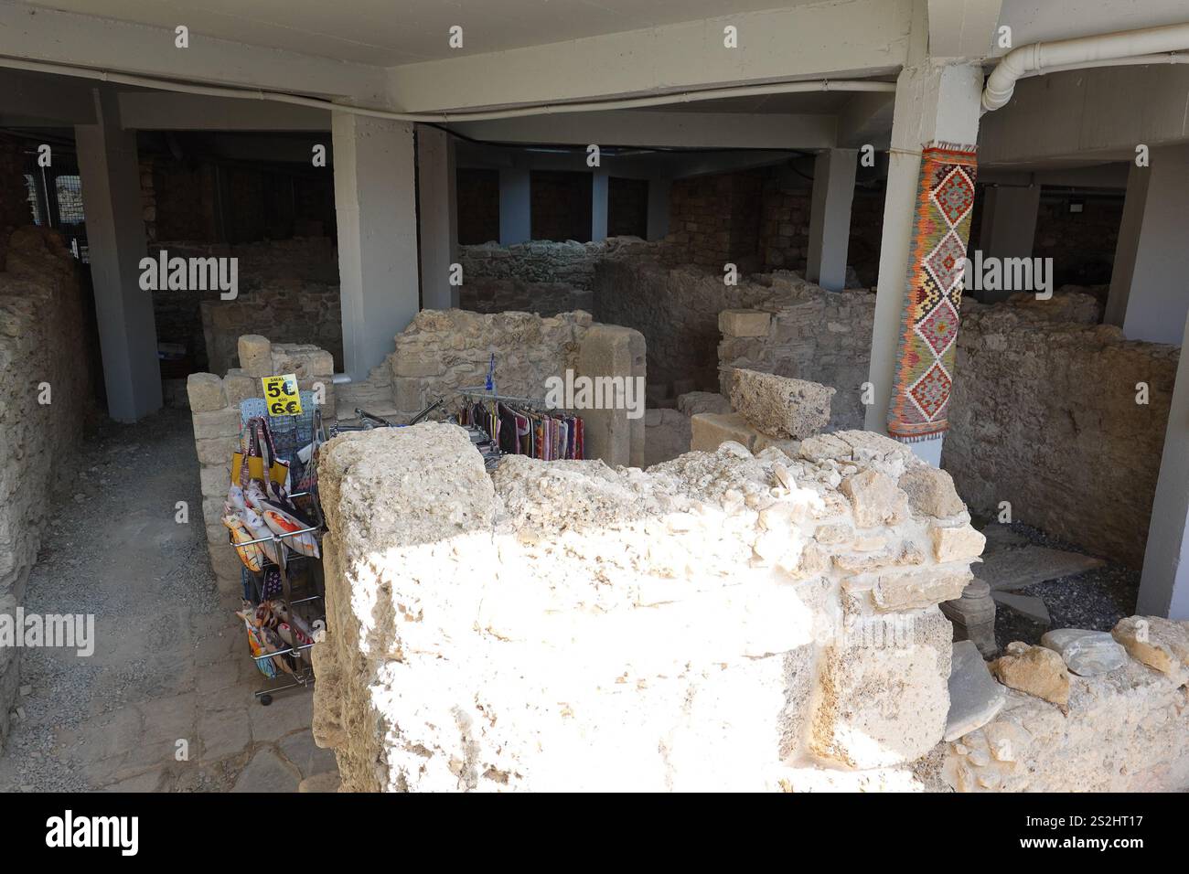 Antike Stadt Side, Türkei mit Ruinen, die heute genutzt werden Stockfoto