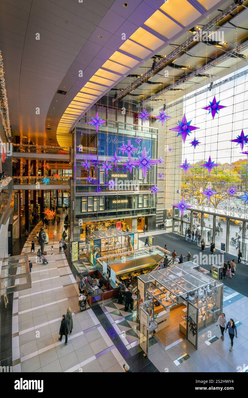Die Geschäfte am Columbus Circle, Einkaufszentrum dekoriert für die weihnachtsfeiertage Manhattan, New York City New York, USA Stockfoto