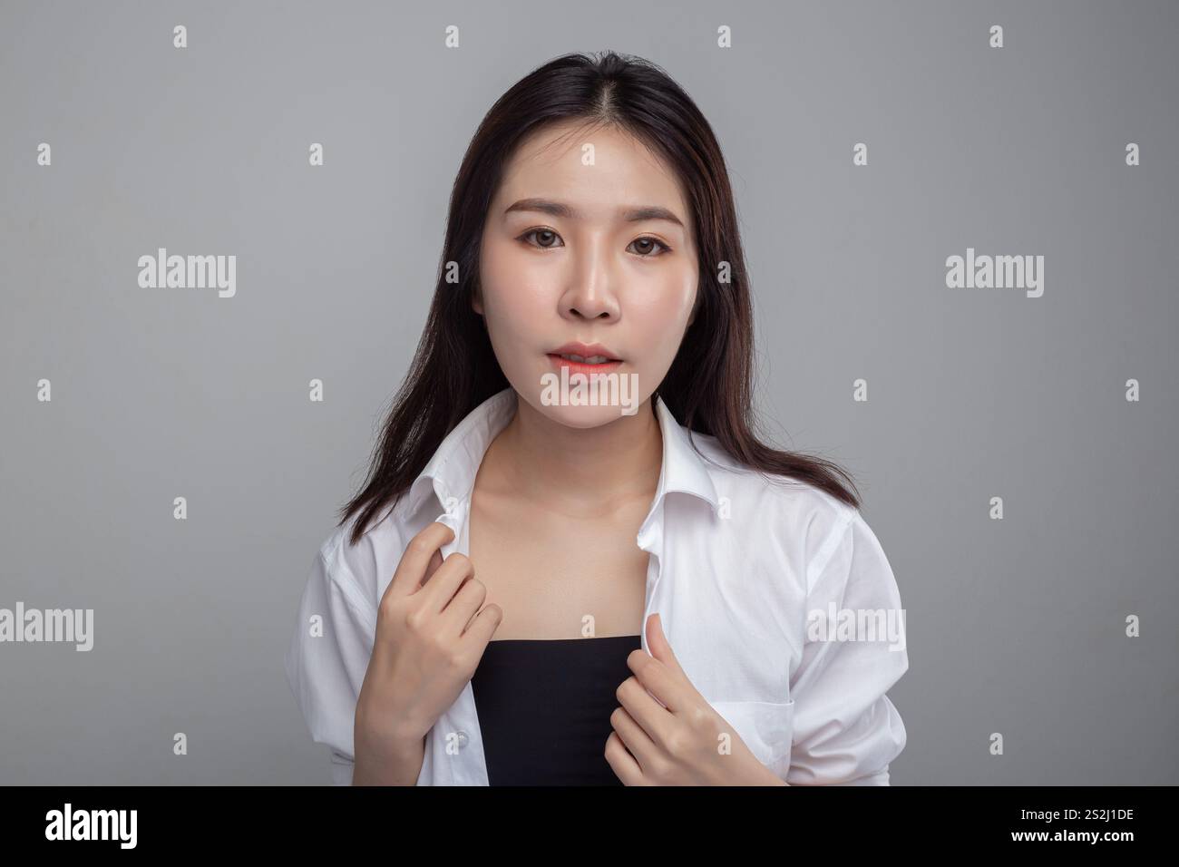 Frauen tragen Hemden und berühren den weißen Kragen. Stockfoto